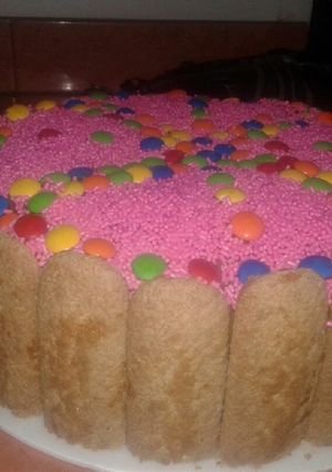 Una foto de Torta de Bizcochuelo, la hice con lo que encontré en mi alacena🎂