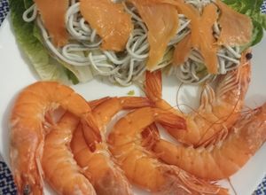 Una foto de Cogollos de lechuga con gulas y salmón