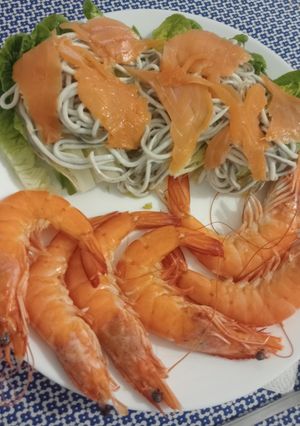Una foto de Cogollos de lechuga con gulas y salmón