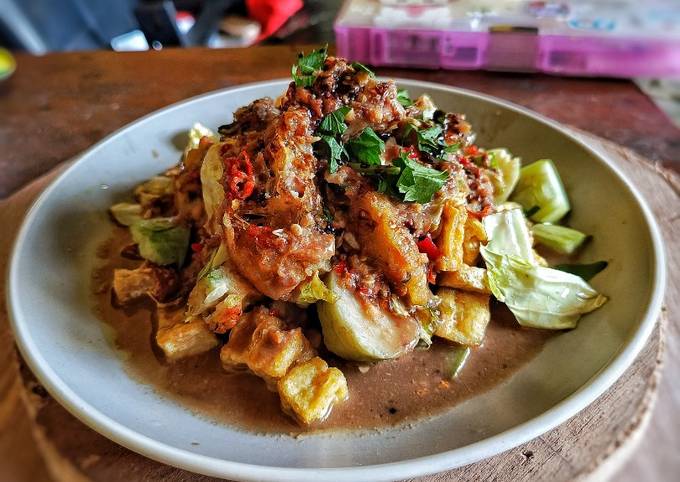 Of course. Here is a 1,200-word article about Tahu Gimbal from Semarang.