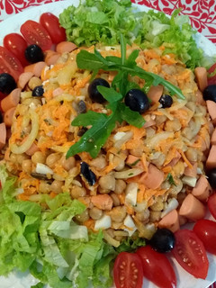 Una foto de Ensalada rápida de salchichas y garbanzos con mayonesa de albahaca