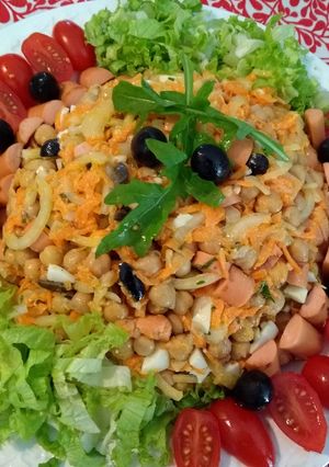 Una foto de Ensalada rápida de salchichas y garbanzos con mayonesa de albahaca
