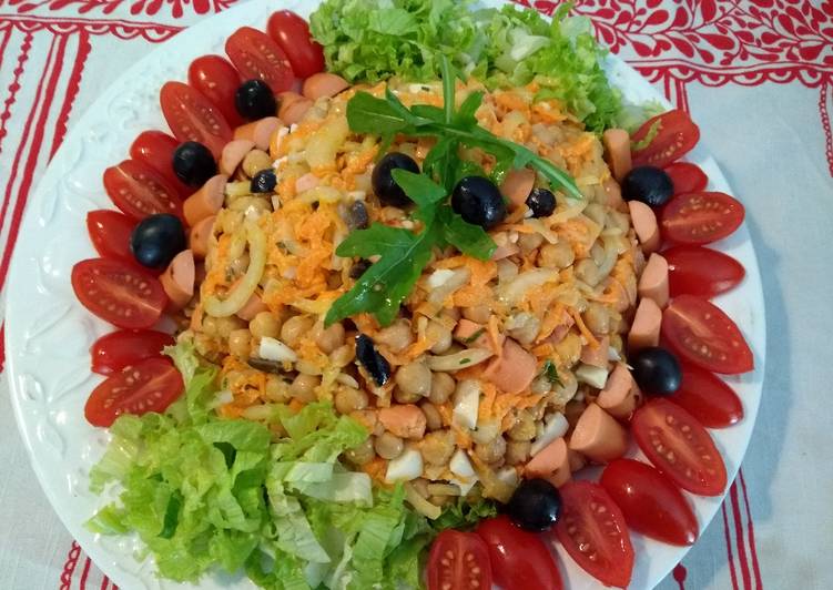 Ensalada rápida de salchichas y garbanzos con mayonesa de albahaca