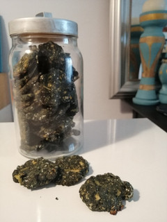 Una foto de Cookies de manzana con espirulina