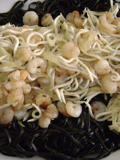 Una foto de Tallarines al nero di Sepia con gulas y gambas