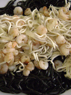 Una foto de Tallarines al nero di Sepia con gulas y gambas