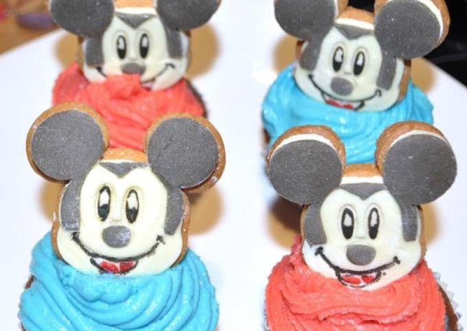 κύρια φωτογραφία συνταγής Cupcakes σοκολάτας με μπισκότα mickey mouse