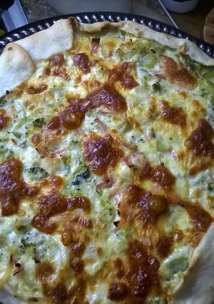 Una foto de Tarta de brócoli con masa casera fácil