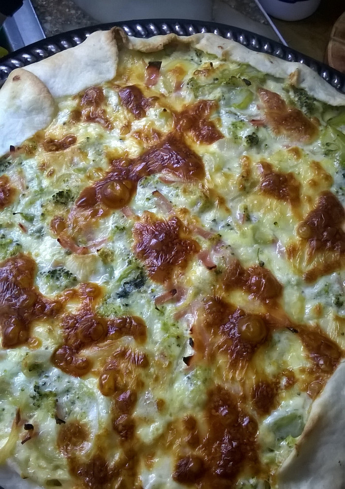 Una foto de Tarta de brócoli con masa casera fácil