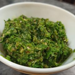 A picture of Green garlic chutney.