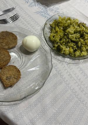 Una foto de Milanesa de Berenjena con Huevo Duro y Brócoli