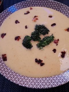 Brokkolis chedaar sajt leves recept fotója