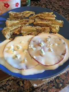 Una foto de Troncos de lechuga con pimienta a la plancha y lomo de cerdo ahumado adobado con salsa de queso azul