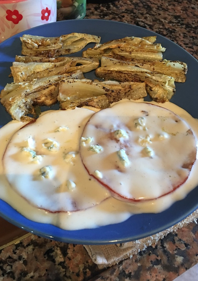 Una foto de Troncos de lechuga con pimienta a la plancha y lomo de cerdo ahumado adobado con salsa de queso azul