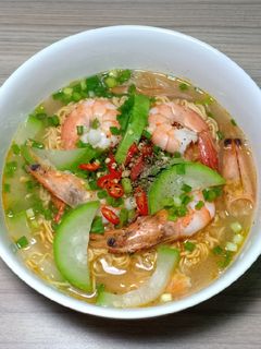Hình của món Mì gói nấu tôm & bầu non.