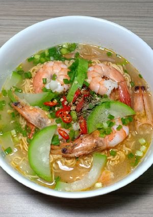 Hình của món Mì gói nấu tôm & bầu non.