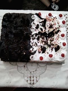 صورة لوصفة تورته عيد ميلاد نصف شوكولاته ونصف فانيلا ❤️👌👌 😋😋