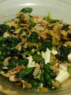 Una foto de Ensalada de espinacas, pavo y queso blanco
