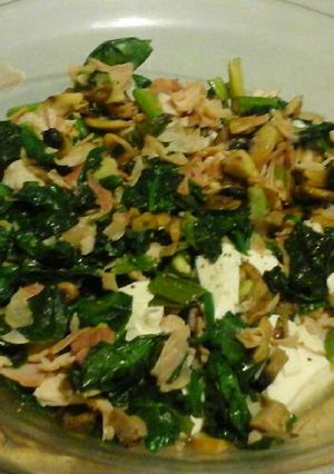 Una foto de Ensalada de espinacas, pavo y queso blanco