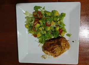 Una foto de Pollo con tres quesos, pimentón verde, amarillo y rojo