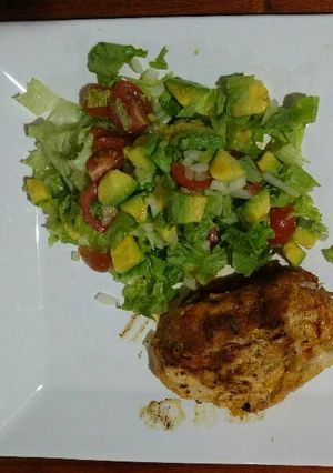 Una foto de Pollo con tres quesos, pimentón verde, amarillo y rojo