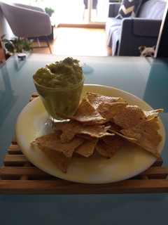 Una foto de Nachos con guacamole