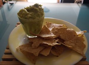 Una foto de Nachos con guacamole