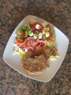 Una foto de Milanesas al horno, con ensalada "mediterránea"