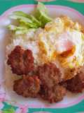 ข้าวหมูก้อน ไข่ดาว