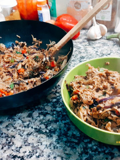 Una foto de Chow mein vegano