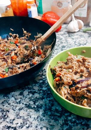 Una foto de Chow mein vegano