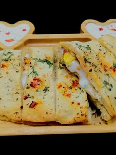 चीज़ गार्लिक ब्रेड विद सॉस (Cheese garlic bread with sauce recipe in hindi) रेसिपी मुख्य फोटो