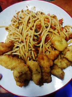 Una foto de Fideos con salsa natural y pollito apanado