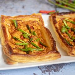 A picture of Thai chicken red curry puff pastry.