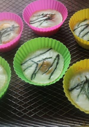 Una foto de Huevos con forma de magdalena con espárragos en freidora de aire