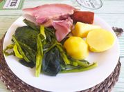 Una foto de grelos con patatas y carne de cerdo