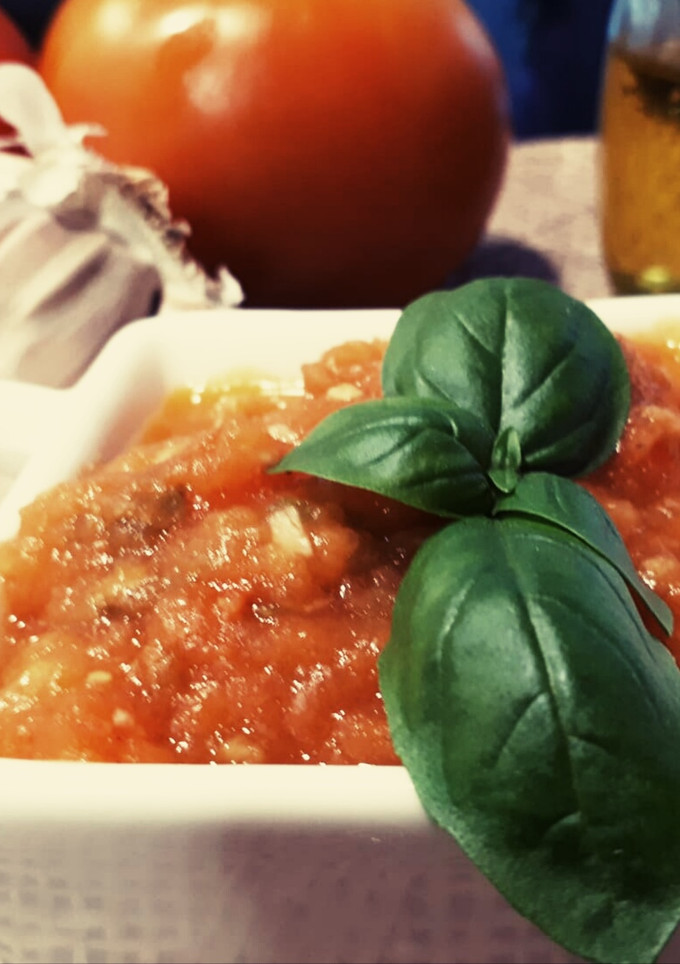 Una foto de Salsa de tomate y albahaca
