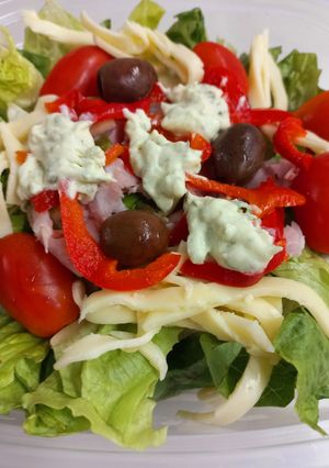 Una foto de Ensalada de Lechuga, Jamón, Queso y Aceitunas