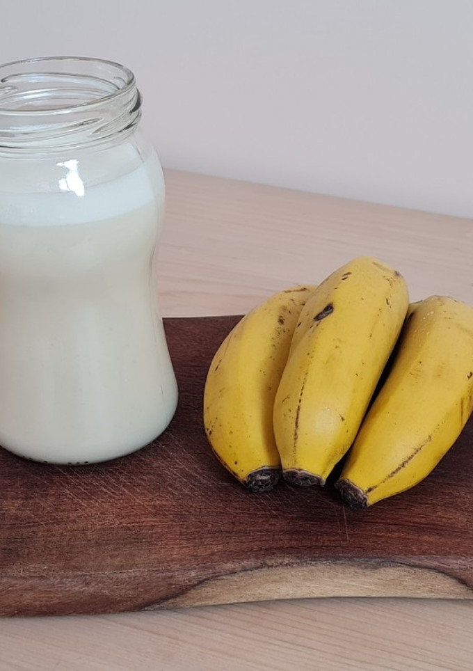 Una foto de Licuado de banana y mantequilla de maní con jengibre fresco