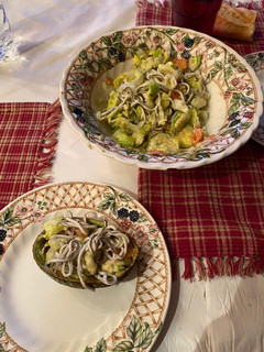 Una foto de Aguacate, ensalada, gulas y salmón