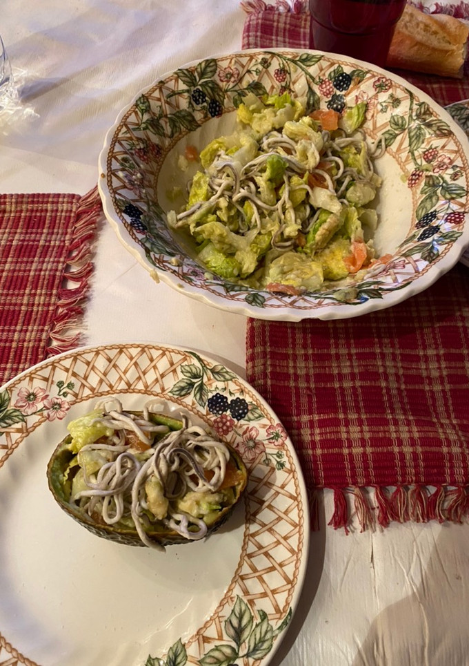 Una foto de Aguacate, ensalada, gulas y salmón