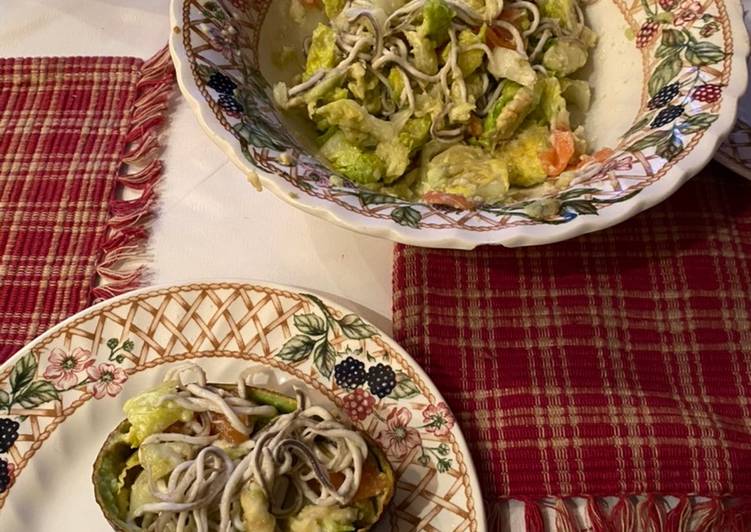 Aguacate, ensalada, gulas y salmón
