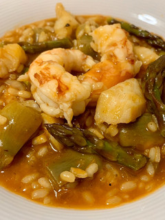 Una foto de Arroz caldoso con verduras, gambones y bacalao