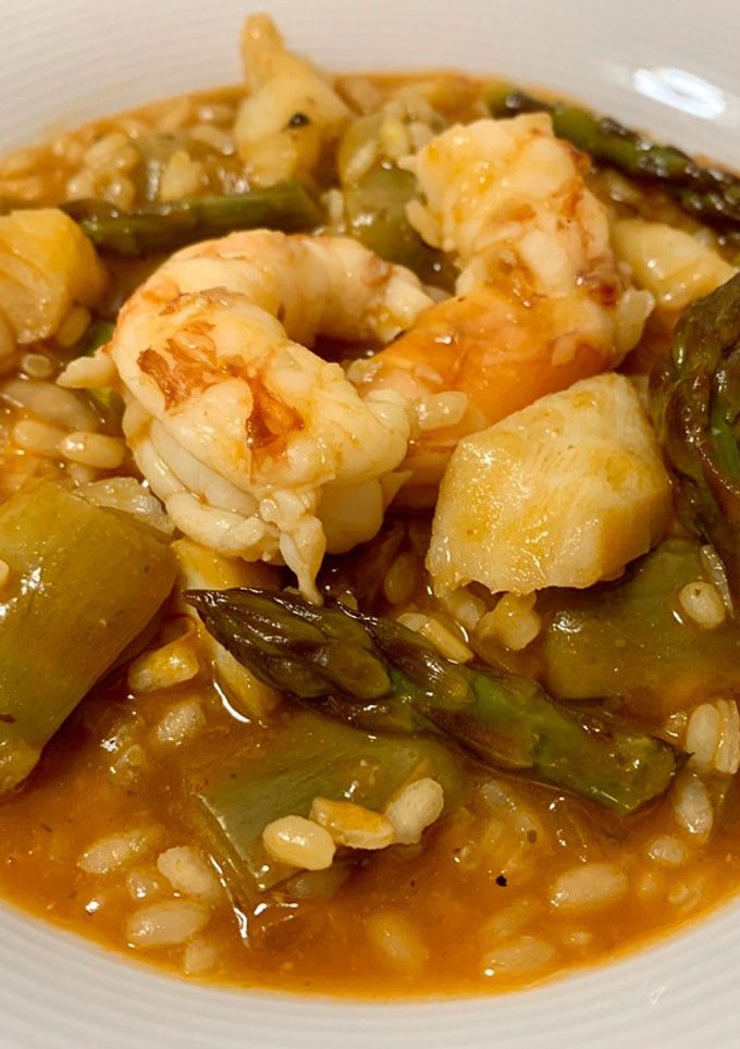 Una foto de Arroz caldoso con verduras, gambones y bacalao
