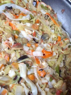 Una foto de Wok de verduras con tallarines de calabacín y surimi 🥢