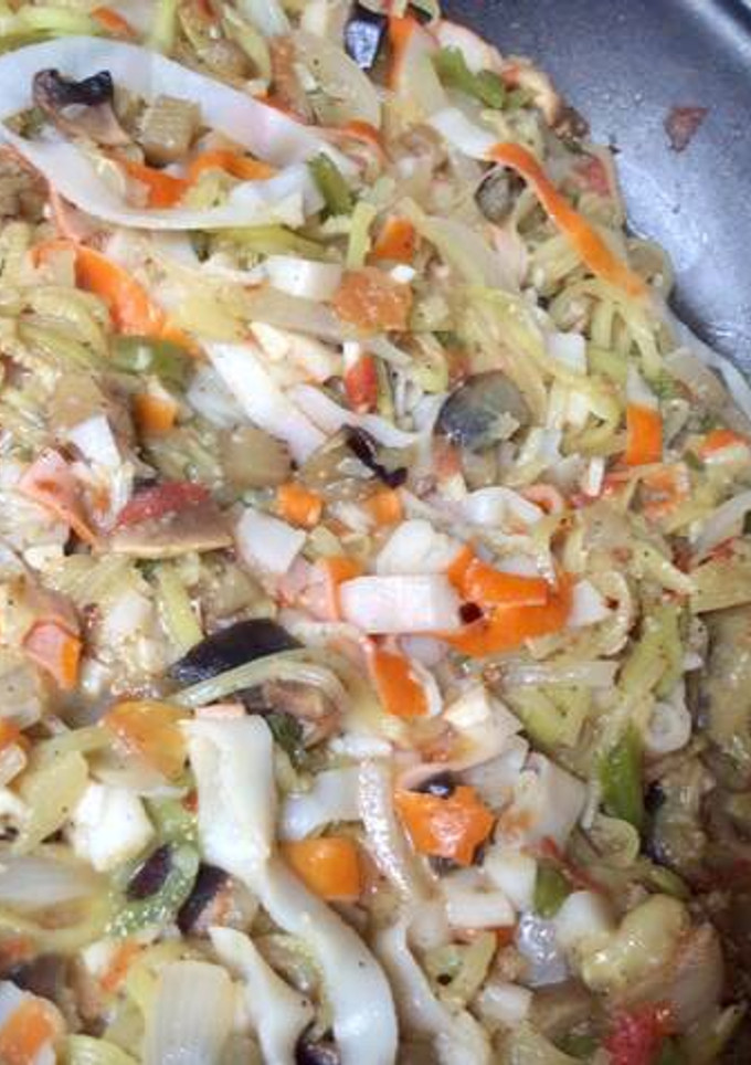 Una foto de Wok de verduras con tallarines de calabacín y surimi 🥢