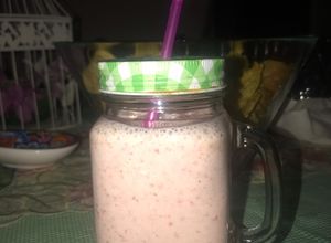 Una foto de Smoothie de banano y fresas
