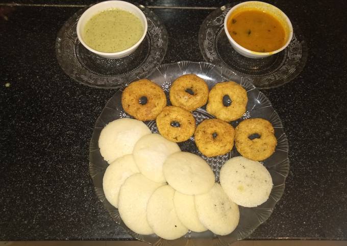 Idli vada with coconut chutney and sambhar