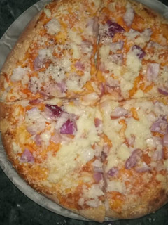 चीज़ी पिज़्ज़ा (Cheesy Pizza recipe in Hindi) रेसिपी मुख्य फोटो