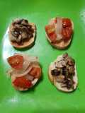Mini brusquetas (salteado de hongos, cebolla y cherry)
